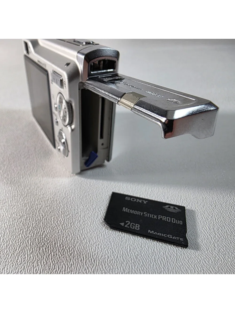 SONY Cyber-shot DSC-W80 Silver 7.2MP Carl Zeiss Vario-Tessar 3x Zoom